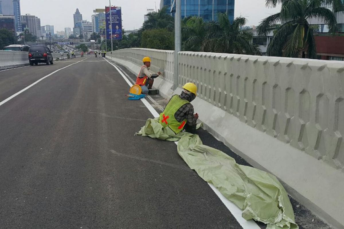 Pekerja proyek masih terus bekerja mengejar target agar jalan layang bisa digunakan pada 15 Januari 2018.