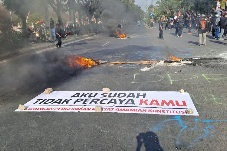 Demo Kawal Putusan MK di DPRD Solo, Massa Bakar Ban, Lalu Lintas Dialihkan