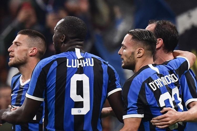 Pemain Inter Milan merayakan gol yang diciptakan Danilo DAmbrosio (kanan) dalam pertandingan Liga Italia melawan Lazio di Stadion San Siro, Rabu (25/9/2019). 