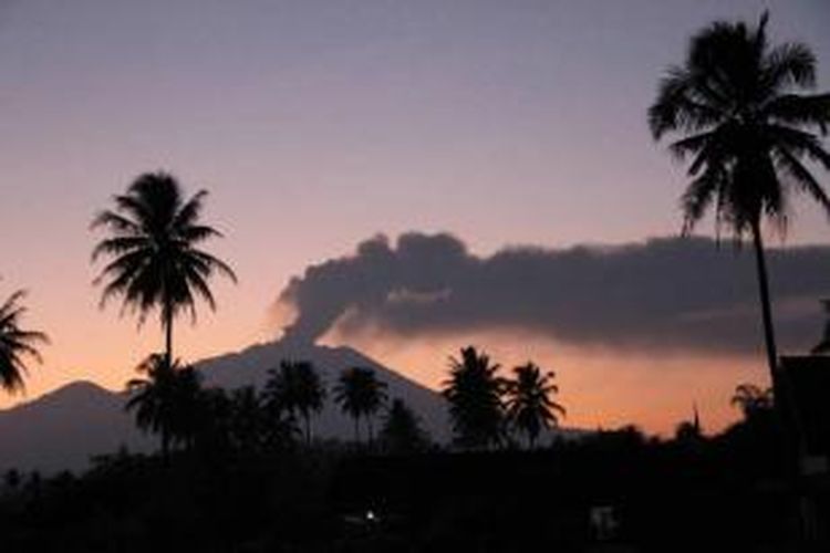 Gunung Raung yang memiliki ketinggian 3.300 mdpl, terlihat memuntahkan material vulkanik, terlihat dari Jember, Jawa Timur, 12 Juli 2015. Letusan Gunun Raung telah mengakibatkan sejumlah bandara lokal di Jawa Timur dan Bandara Ngurah Rai Bali sempat ditutup.