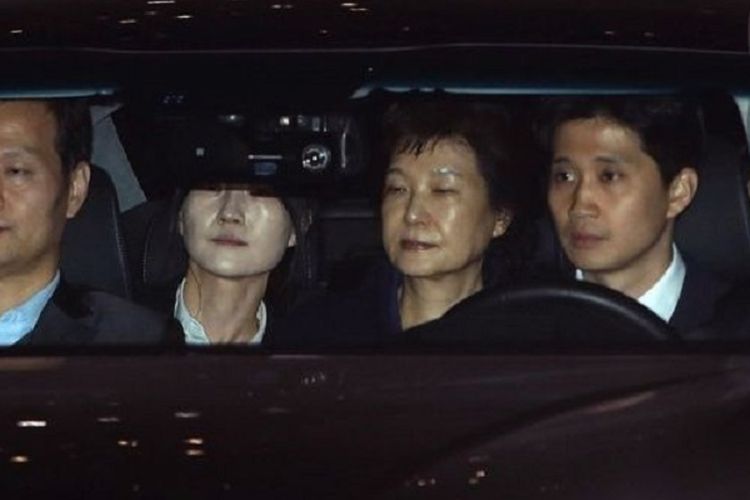 Mantan Presiden Korsel, Park Geun-hye, ditangkap oleh jaksa negara itu dan dibawa ke rumah tahanan di Seoul selatan, Jumat (31/3) dini hari waktu setempat.
