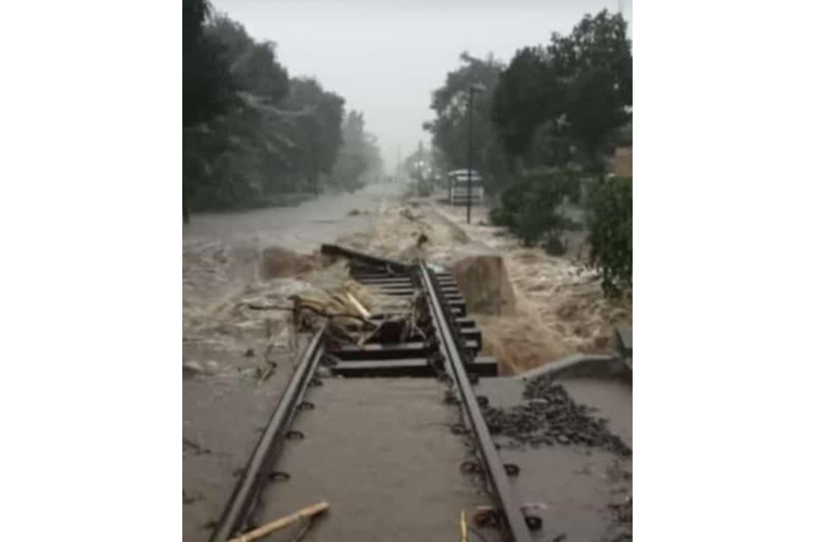 Tangkapan layar twit yang menampilkan foto jalur rel kereta api tergenang air banjir di petak lintas antara Stasiun Prupuk - Slawi.