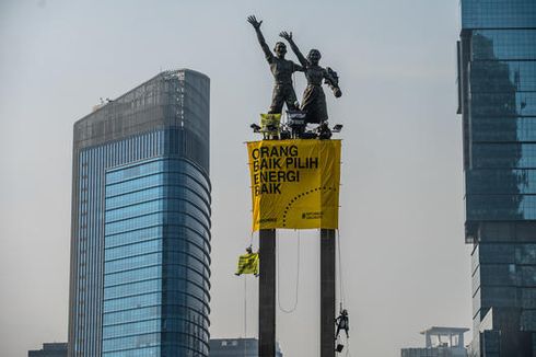 Ini Alasan Kelompok Aktivis Greenpeace Pilih Patung Pancoran untuk Dipanjat