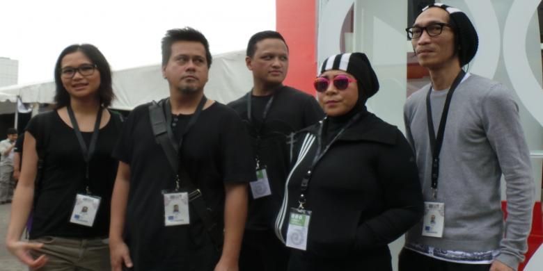 Band Potret, yang kini terdiri dari Merry Kasiman, Aksan Sjuman, Nikita Dompas, Melly Goeslaw, dan Anto Hoed (dari kiri ke kanan), diabadikan usai wawancara di Telkomsel 4G LTE Lounge, Jakarta International Expo (JIExpo), Kemayoran, Jakarta Pusat, Jumat (6/3/2015) sore.
