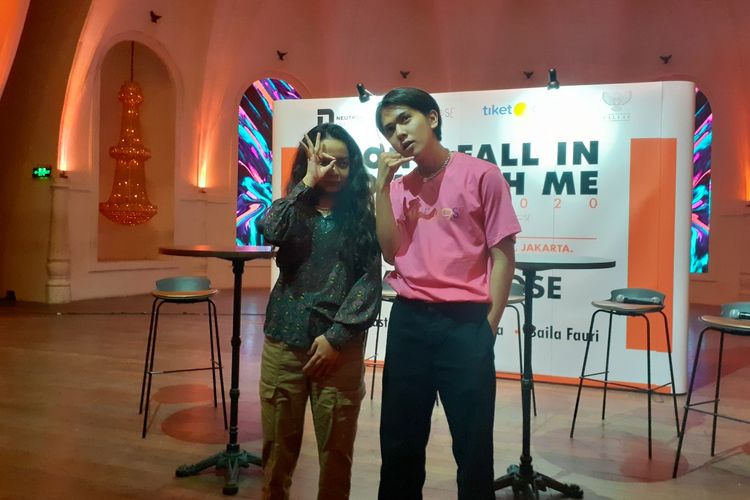 Iqbaal Ramadhan bersama Rinrin Svmmerdose di kawasan SCBD, Jakarta Selatan, Sabtu (17/1/2020).