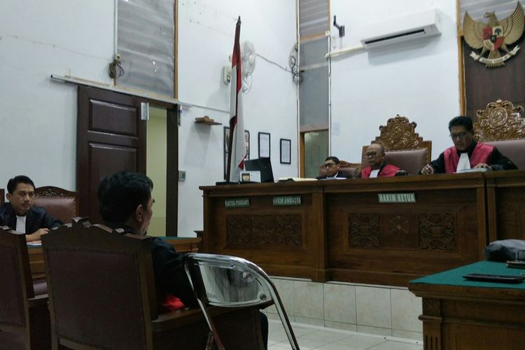 Sidang pembacaan putusan dengan terdakwa Gatot Brajamusti alias Aa Gatot dalam kasus tindakan asusila di Pengadilan Negeri Jakarta Selatan, Selasa (24/4/2018) malam.