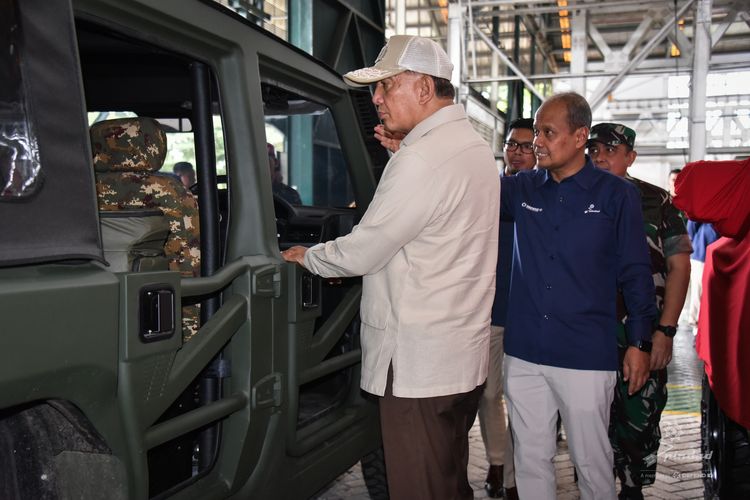 Menteri Pertahanan Republik Indonesia, Sjafrie Sjamsoeddin, mengunjungi PT Pindad di Bandung dengan menggunakan mobil MV3 Maung Komando VVIP, didampingi sejumlah pejabat militer dan pemerintah. 
