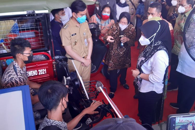 Mensos Tri Rismaharini dan Wali Kota Solo Gibran Rakabuming Raka saat menyerahkan bantuan sepeda motor roda tiga kepada Fandy Hari Prayogo (28) penyandang disabilitas asal Kulonprogo yang sehari-hari jualan sayur keliling di Balai Besar Soeharso Solo, Jawa Tengah, Senin (30/8/2021).