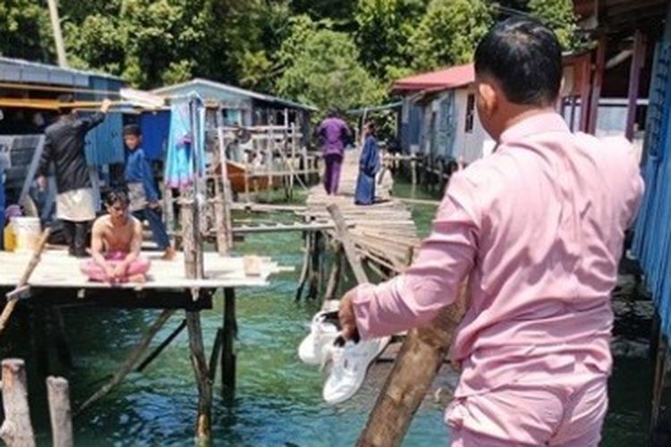 Jembatan Ambruk Saat Lebaran, Warga Berbaju Baru Pun Tercebur dan Basah padahal Mau Silaturahmi