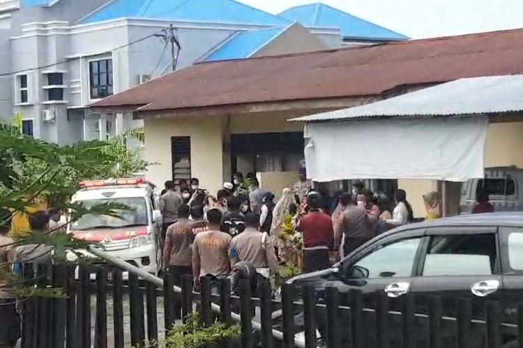 Bripka Jasriawansyah anggota Polsek Suli, Kabupaten Luwu, Sulawesi Selatan, ditemukan meninggal dunia di asrama Polisi Polsek Belopa Luwu dalam kondisi membengkak, diduga sudah meninggal beberapa hari, Rabu (31/7/2024).