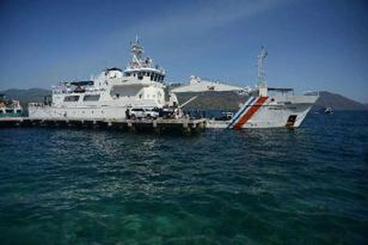 Tim Ekspedisi Sabang-Merauke melanjutkan perjalanan dari Pelabuhan Larantuka, Flores Timur, Nusa Tenggara Timur, menuju Pulau Alor dengan menggunakan Kapal Navigasi Bimasakti Utama milik Direktorat Jenderal Perhubungan Laut Kementerian Perhubungan, Rabu (9/10/2013).  