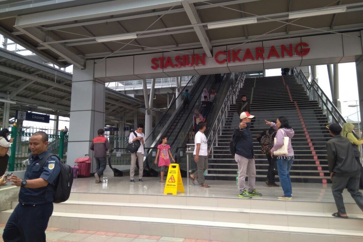 Wajah Baru Stasiun Cikarang usai beroperasi, Cikarang, Kabupaten Bekasi, Selasa (10/10/2017).