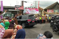 Bagi-bagi Kaus, Ratusan Warga Sambut Kedatangan Jokowi di Lereng Sindoro