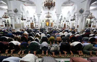 Umat Islam melaksanakan Shalat Sunnah Tarawih pada malam pertama bulan Ramadhan 1443 H di Masjid Raya Baiturrahman, Banda Aceh, Aceh, Sabtu (2/4/2022). Mayoritas masyarakat di Propinsi yang telah memberlakukan hukum Syariat Islam dalam kehidupan sehari-hari itu melaksanakan ibadah puasa sesuai jadwal yang ditentukan pemerintah pada Minggu (3/4/2022).