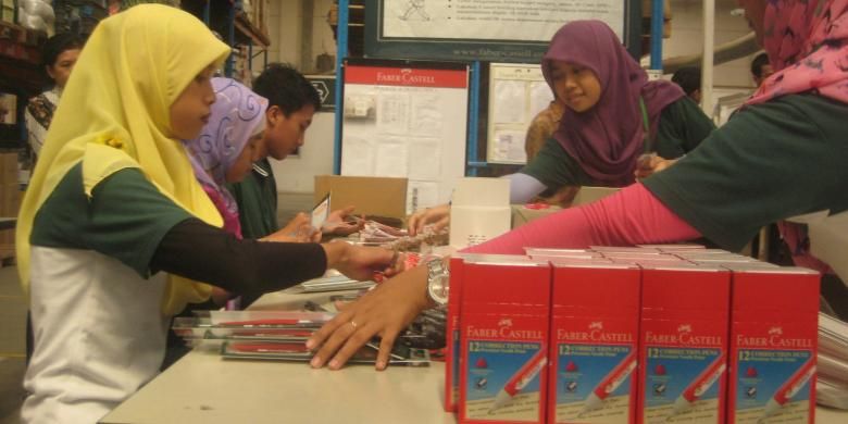 Pekerja mengepak produk marker atau spidol untuk mewarnai di pabrik Faber-Castell di MM 2100, Cibitung, Kabupaten Bekasi pada Senin (8/6/2015). Perluasan pabrik hingga akhir 2015 bisa memacu kapasitas produksi dua kali lipat dari kapasitas awal 100 juta batang marker per tahun saat ini.
