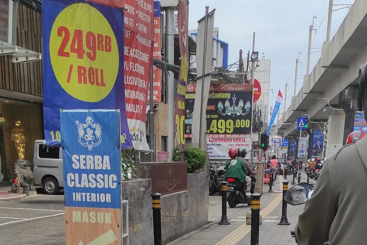 Seorang pengendara motor menerobos trotoar di Jalan Fatmawati, tepatnya di depan perempatan ITC Fatmawati pada Senin (6/2/2023) 