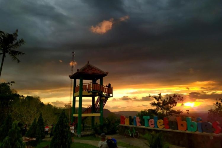 Sunset di Bukit Teletubbies Sleman Yogyakarta