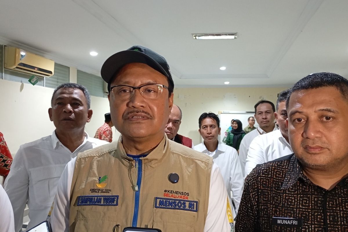 Menteri Sosial (Mensos) Saifullah Yusuf (Gus Ipul) saat meninjau ruang kelas yang akan dijadikan sebagai sekolah rakyat di gedung Badan Pengembangan Sumber Daya Manusia (BPSDM) Sulsel, Jalan Sultan Alauddin, Kecamatan Tamalate, Kota Makassar, Sulsel, Kamis (8/5/2025).