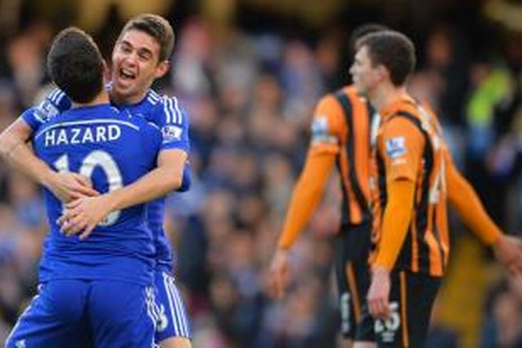 Gelandang Chelsea, Eden Hazard, memeluk rekannya, Oscar, setelah mencetak gol ke gawang Hull City, pada pertandingan lanjutan Premier League, Sabtu (13/12/2014). 