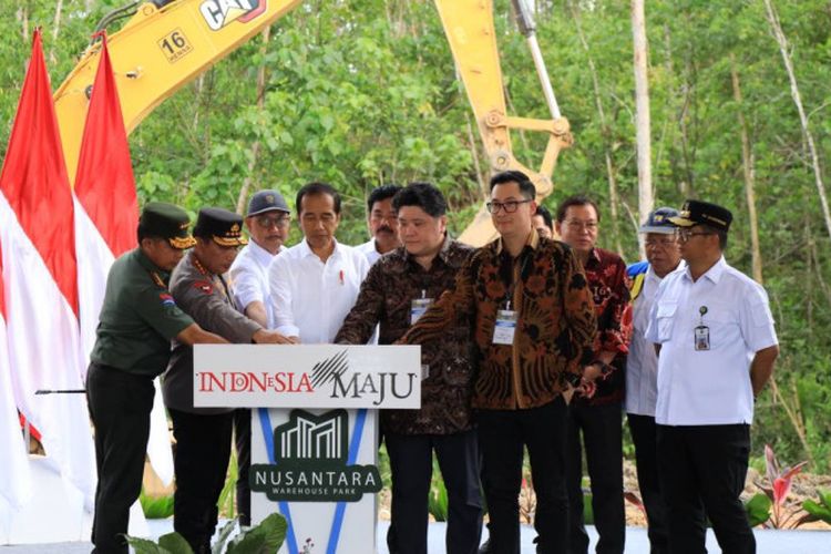 Presiden Joko Widodo (Jokowi) melaksanakan groundbreaking (peletakan batu pertama) Nusantara Warehouse Park (NWP) di Ibu Kota Nusantara (IKN), pada Rabu (17/01/2024).