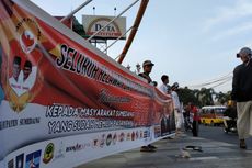 Relawan Bagikan Takjil Gratis Sambil Bentangkan Spanduk Kemenangan Prabowo-Sandiaga di Sumedang