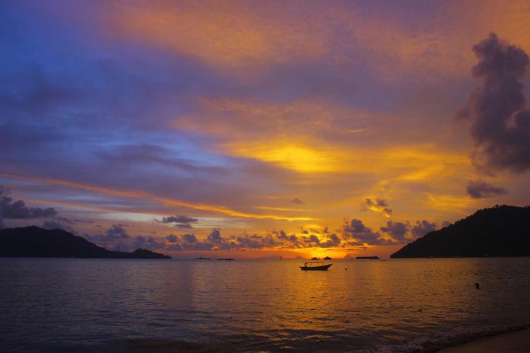 Waktu senja di Pantai Carolina Padang