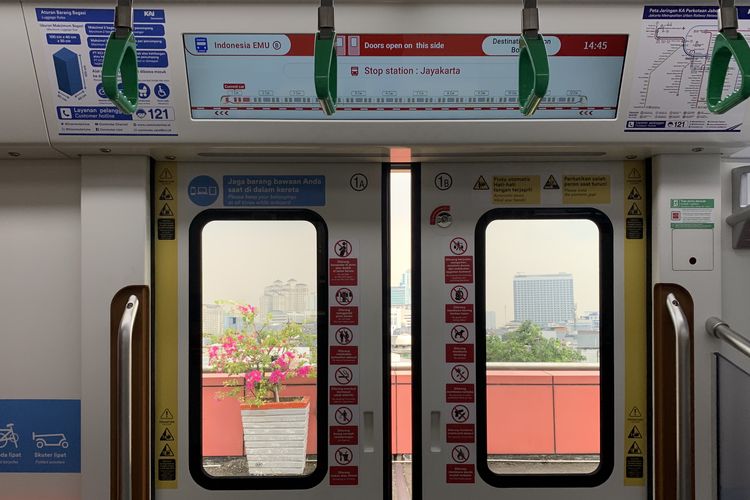 Bunyi pintu rangkaian KRL CLI-125 juga terdengar lebih lembut, benar-benar mirip dengan suara pintu MRT Jakarta saat buka-tutup di tiap stasiun.