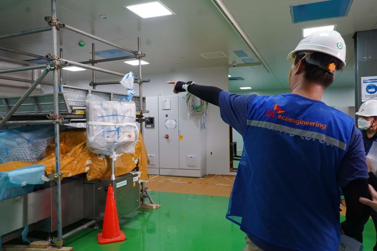 Karyawan menunjukkan fasilitas fraksionasi plasma PT SK Plasma Core Indonesia di Karawang, Jawa Barat, Kamis (18/12/2025). Setelah proses pembangunan selesai, fasilitas ini mampu mengolah 600.000 liter plasma per tahun. Pabrik plasma terbesar di Asia Tenggara ini diharapkan dapat memenuhi kebutuhan nasional terhadap Produk Obat Derivat Plasma (PODP) seperti albumin dan imunoglobulin intravena.