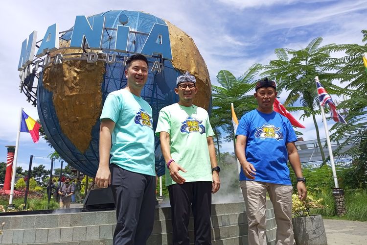 Menteri Pariwisata dan Ekonomi Kreatif (Menparekraf) Sandiaga Uno, mengunjungi tempat wisata Minimania, Puncak, Bogor, Jawa Barat, Senin (8/4/2024).