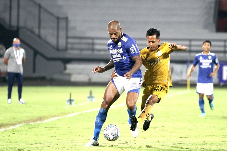 Aksi penyerang Persib David Da Silva, saat berlaga melawan Bhayangkara FC dalam laga Liga 1 2021-2022 di Stadion Kapten I Wayan Dipta, Gianyar, Bali, 6 Februari 2022. 
