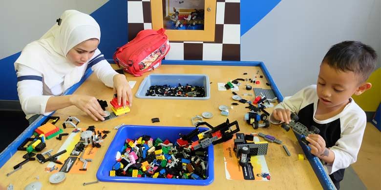 Salah satu keluarga pemenang program belanja berhadiah utama trip ke Legoland Malaysia sedang asyik menyusun lego  pada Senin (19/3/2018) lalu. 