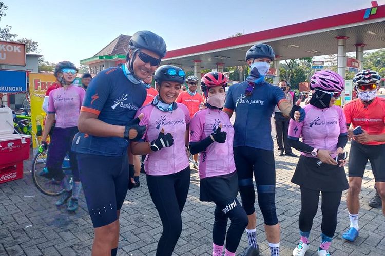 Pasangan Nirina Zubir dan Ernest Fardiyan Syarif, saat mengikuti event Tour de Borobudur (TdB) tahun ini.