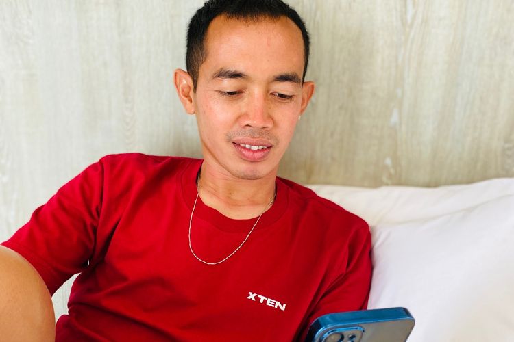 Pemain Madura United Slamet Nurcahyo sedang melakukan video call dengan keluarganya disela-sela istirahat Hari Raya Nyepi.