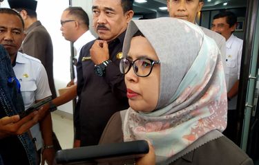 Bupati Blitar Rini Syarifah menjawab pertanyaan wartawan di Kantor DPRD, Rabu (18/10/2023)