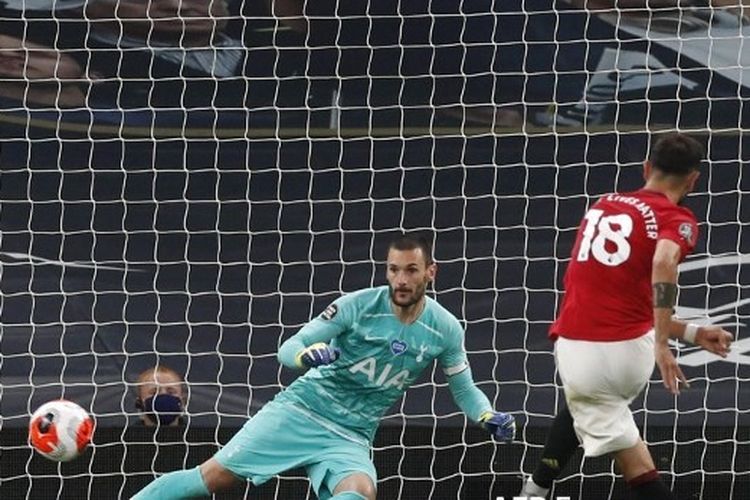 Eksekusi penalti Bruno Fernandes yang berujung gol pada laga Tottenham Hotspur vs Manchester United di Tottenham Hotspur Stadium, Sabtu (20/6/2020) dini hari WIB. 