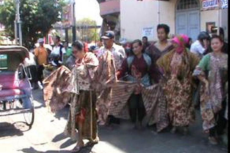 Acara peringatan Hari Batik Nasional di Pasar Gede Solo, Rabu (2/10/2013). 