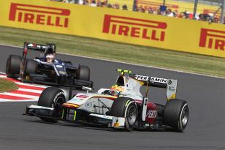 Pebalap Campos Racing asal Indonesia, Rio Haryanto (depan), memacu mobilnya pada balapan pertama (feature race) GP2 Inggris di Sirkuit Silverstone, Sabtu (4/7/2015).