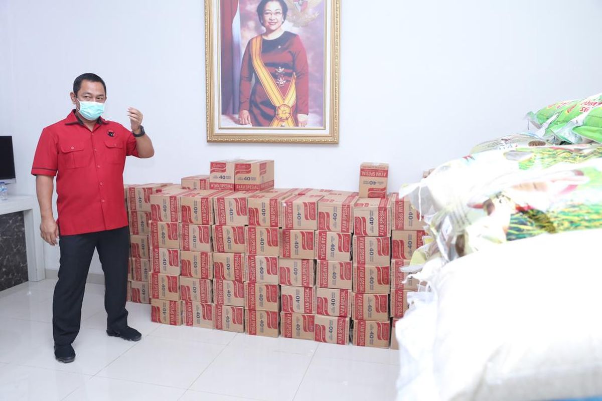 Ketua PDI Perjuangan Kota Semarang sekaligus Wali Kota Semarang Hendrar Prihadi berfoto di depan bantuan untuk penanganan Covid-19 dari gaji kader.