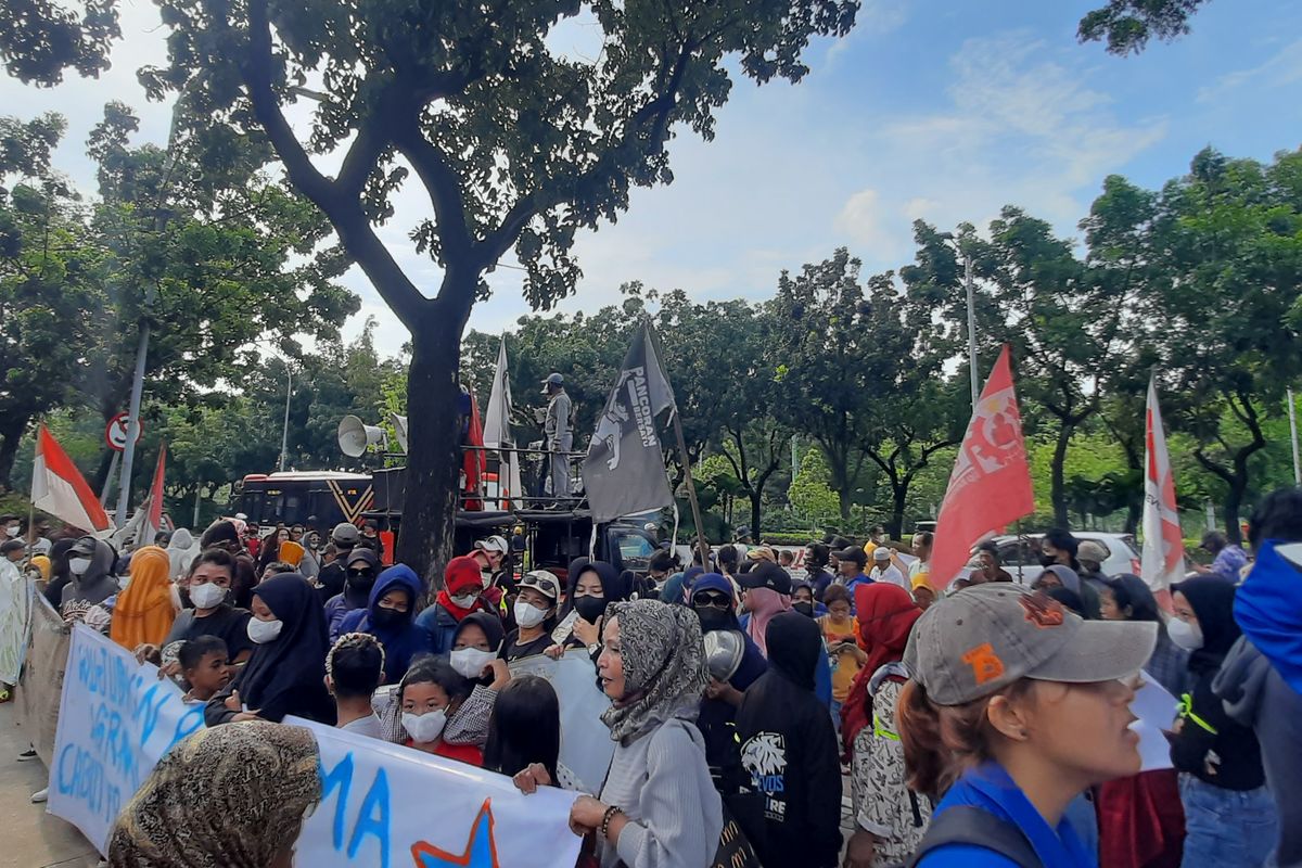 Ratusan massa dari Koalisi Rakyat Menolak Penggusuran (KRMP) menggeruduk gedung Balai Kota DKI Jakarta, Gambir, Jakarta Pusat, Jumat (30/9/2022) siang. Mereka melakukan aksi demonstrasi di depan gedung Balai Kota DKI untuk menagih janji pencabutan Peraturan Gubernur (Pergub) DKI Jakarta nomor 207 Tahun 2016.