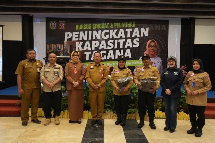 Ketiga pemateri berfoto dengan pihak DSPM Kota Bontang.