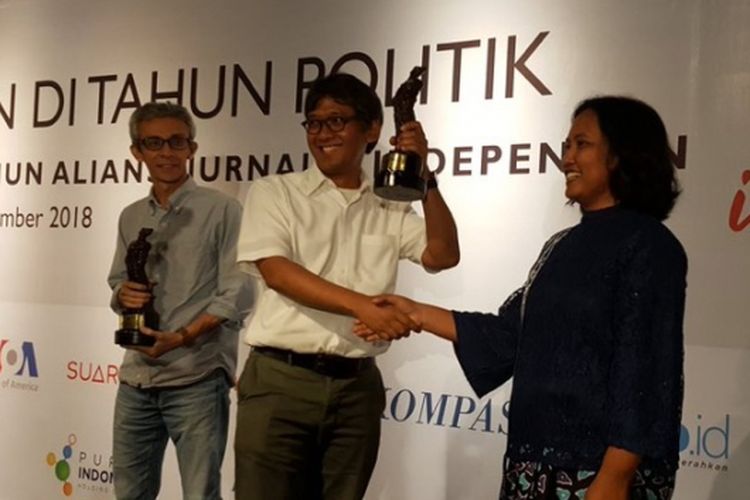 Penerima Udin Award 2018: Heyder Affan dari BBC Indonesia (kiri) dan Tim Tempo diwakili Pemimpin Redaksi Majalah Tempo, Arif Zulkifli (kemeja putih). Penghargaan diberikan oleh Aliansi Jurnalis Independen (AJI) dalam perayaan ulangtahun AJI ke-24 di Bentara Budaya, Jakarta, Jumat (7/9/2018).