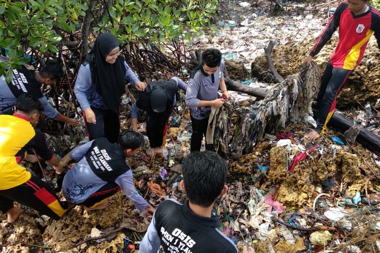 Siswa SMKN 1 Tlanakan turun ke pantai membersihkan sampah yang menutupi pantai dan melilit akar pohon mangrove. Per menit ada siswa yang bisa mengumpulkan 2 kg sampah dari berbagai jenis.