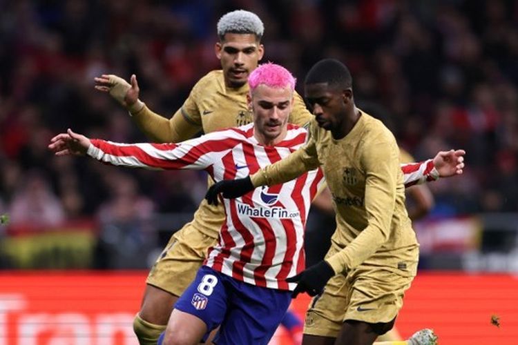 Ousmane Dembele (kanan) dan Ronald Araujo (belakang) berebut bola dengan Antoine Griezmann (tengah) dalam laga Atletico Madrid vs Barcelona pada pekan ke-16 Liga Spanyol 2022-2023 yang digelar di Stadion Metropolitano, Madrid, pada Minggu (8/1/2023) malam waktu setempat.