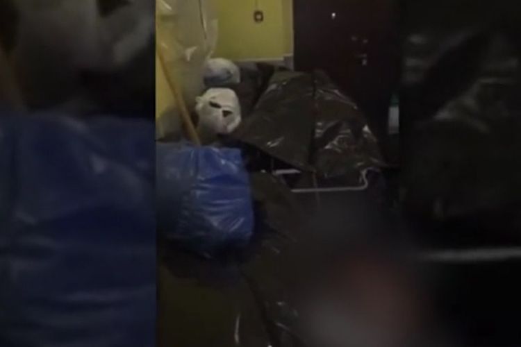 Potongan tayangan video yang diunggaj salah satu pekerja medis di Region Kemerovo, Rusia, memperlihatkan tumpukan jenazah korban Covid-19 yang memenuhi koridor ruang pembedahan untuk keperluan pemeriksaan post-mortem.