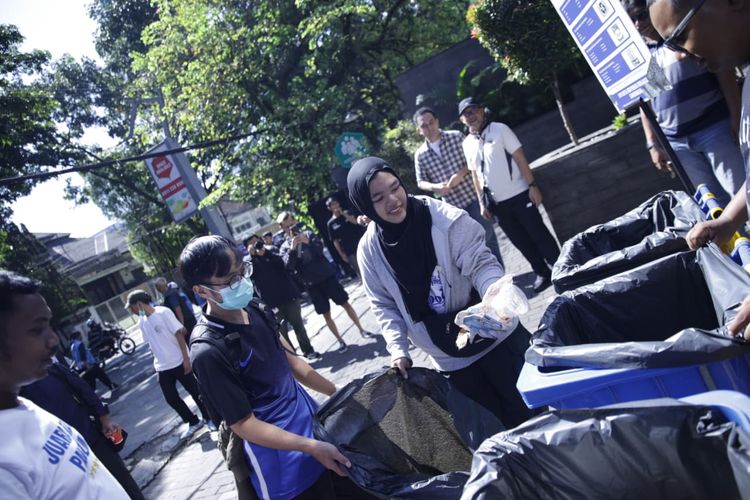 Persib Ajak Warga Bersihkan Jalanan Bandung, Positive Movement Berlanjut Kenalkan Balsa Sekulic