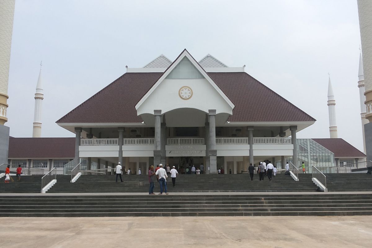 Masjid Raya KH Hasyim Asyari yang berlokasi di Semanan, Kalideres, Jakarta Barat, Jumat (21/4/2017). Masjid ini adalah masjid yang dibangun oleh Pemerintah Provinsi DKI dan diresmikan oleh Presiden Joko Widodo pada 15 April 2017.