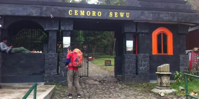 Willem Sigar Tasiam (58) siap-siap mendaki Gunung Lawu melalui jalur pendakian Cemoro Sewu, Jawa Timur, Jumat (13/5/2016) sore. 
