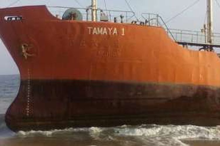 Kapal tanker Tamaya 1 yang terdampar tanpa satupun awak di pesisir kota Robertsport, Liberia.