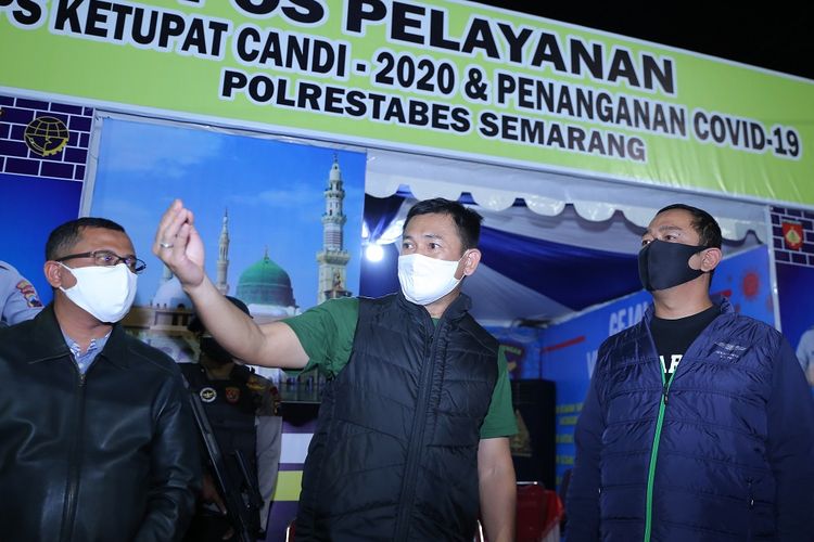 Wali Kota Semarang saat memantau sejumlah posko untuk melihat persiapan PKM hari ketiga di Kota Semarang, Selasa (28/4/2020) malam.
