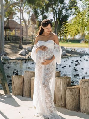 Detail estetik maternity shoot Aurelie Moeremans & Tyler Bigenho. Anggun serba putih menanti jagoan kecil! Simak inspirasi lengkapnya.